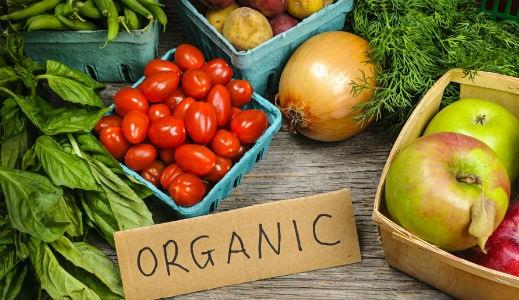 Alimentos orgánicos en un mercado de productores.
