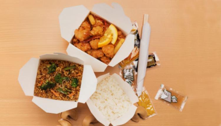 桌上開啟著的中式食品紙箱。