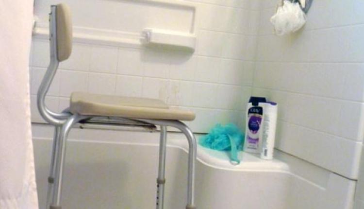 Una silla para ducha en el baño.